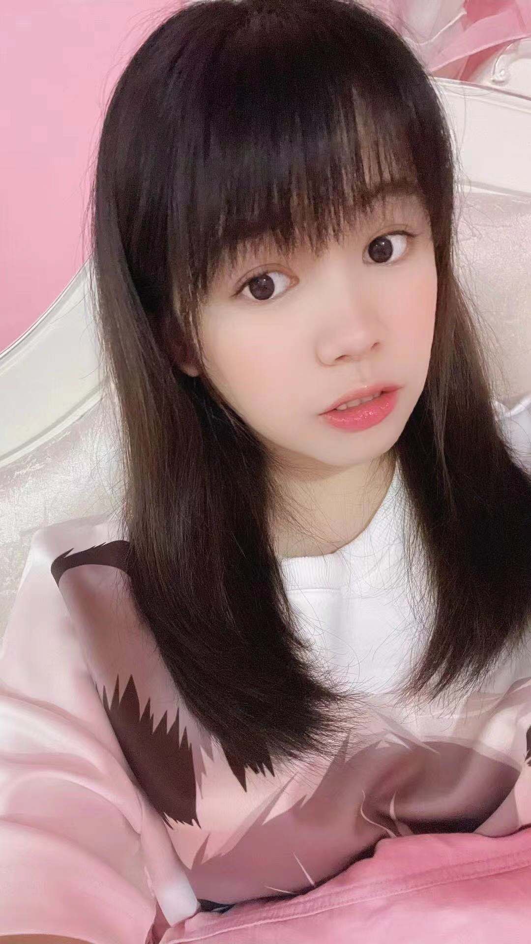 肉肉的女孩，颜值过得去